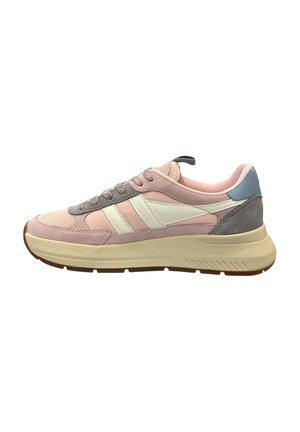 Roze en grijze lage sneaker met witte zijstrepen, beige dikke zool, blauwe hielpatch en stoffen treklipje op een witte achtergrond.