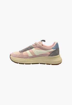 Roze en grijze lage sneaker met witte zijstrepen, beige dikke zool, blauwe hielpatch en stoffen treklipje op een witte achtergrond.
