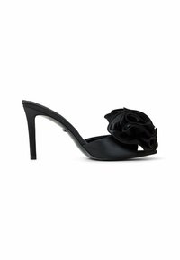 Svart satin högklackad mule med en bred ovandel som har en lager-på-lager blommig applikation. Snygg, rund tå och slät textur.