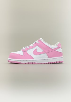 Zapatilla deportiva de corte bajo con base blanca y superposiciones rosas, con cordones blancos y suela de goma rosa, fotografiada de lado.