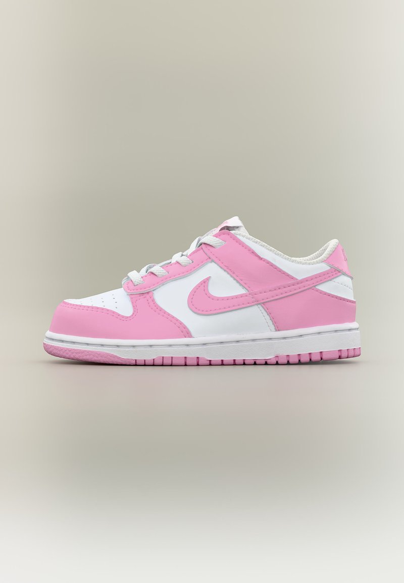 Baskets basses de sport avec une base blanche et des superpositions roses, dotées de lacets blancs et d'une semelle en caoutchouc rose, photographiées de côté.