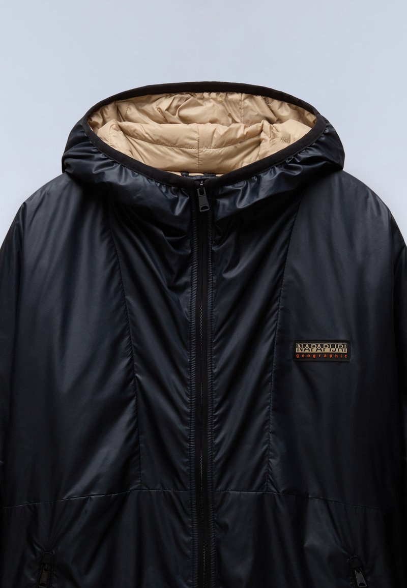 Czarna kurtka nylonowa z beżowym podszewką, z kapturem, z zamkiem błyskawicznym z przodu oraz logotypem po prawej stronie. Gładka tekstura.