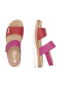 Sandales en cuir rouge et rose avec deux brides, une semelle intérieure texturée et une semelle blanche en zigzag. Présente des accents matériels minimalistes.