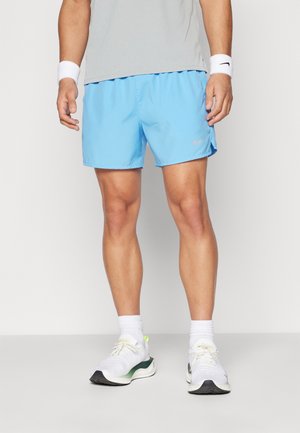 Vaaleansiniset urheilushortsit, joissa on joustava vyötärönauha ja sivutaskut. Vasemmalla puolella pieni harmaa Nike-logo.