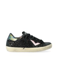Sneaker nera con una tomaia glitterata, dettagli rosa e una punta testurizzata. Presenta lacci neri e un tallone metallico multicolore.