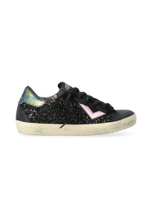 Sneaker nera con una tomaia glitterata, dettagli rosa e una punta testurizzata. Presenta lacci neri e un tallone metallico multicolore.
