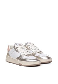 Sneakers bianchi con dettagli in oro metallico e rosa tenue. Le caratteristiche includono un design con lacci, pannelli testurizzati e una suola imbottita.