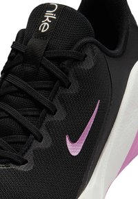 Chaussure Nike dotée d'une empeigne en mesh noir respirant, d'un logo swoosh rose contrastant, d'une semelle intermédiaire blanche et d'une semelle texturée pour une meilleure adhérence.