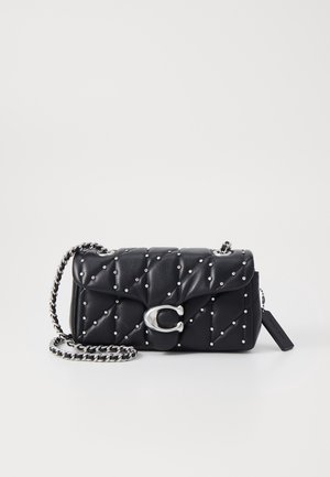 Sort quilted læder skuldertaske med sølvfarvede nitter, sølvfarvet kæde-strop og stort sølvfarvet "C" spænde på frontklappen.
