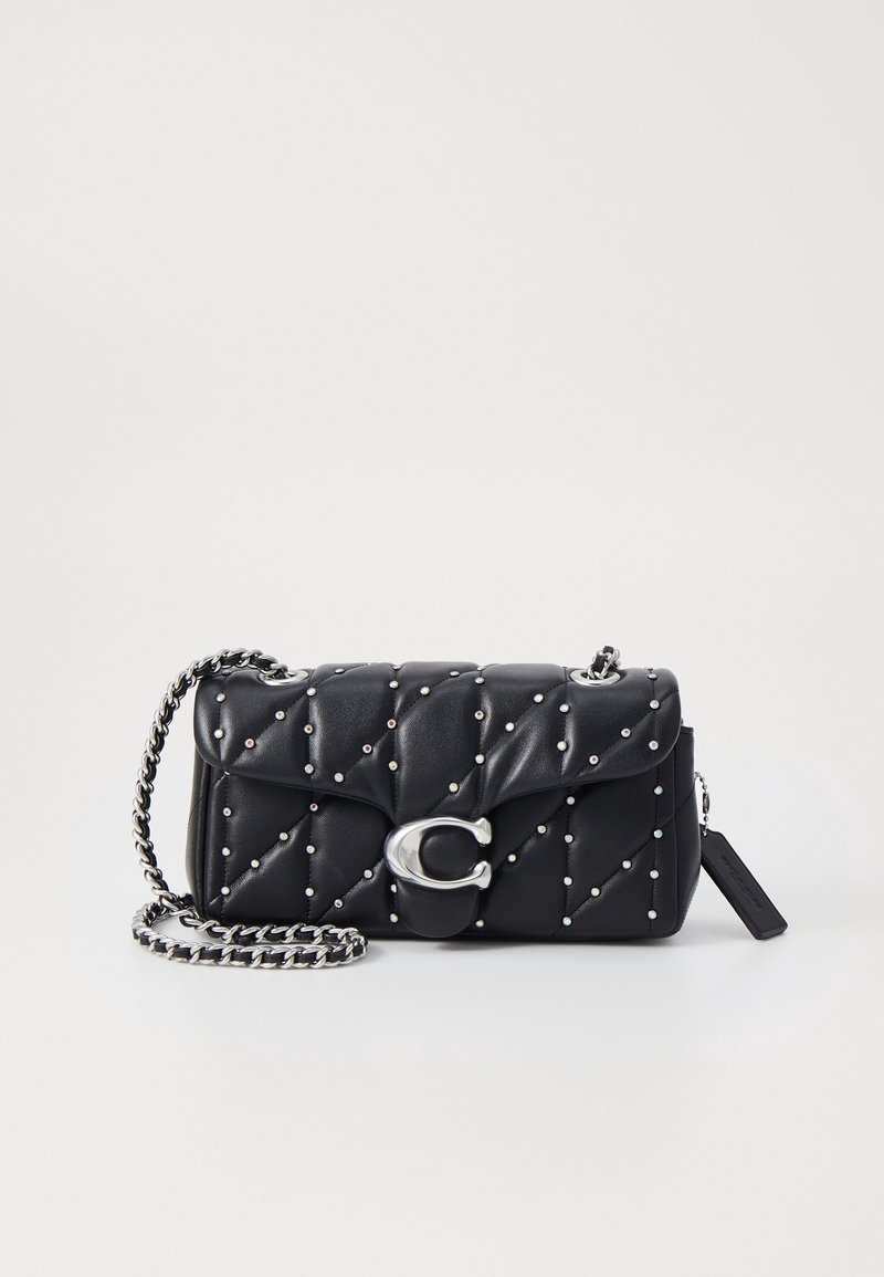 Svart vadderad läderaxelväska med silvernitar, silverkedjeslips och stort silver "C" spänne på framsidan av locket.