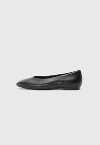Schwarze Leder-Ballettschuhe mit spitzem Zehenbereich, minimalistischem Design und niedrigem Absatz. Glatte Textur ohne sichtbare Muster oder Verzierungen.