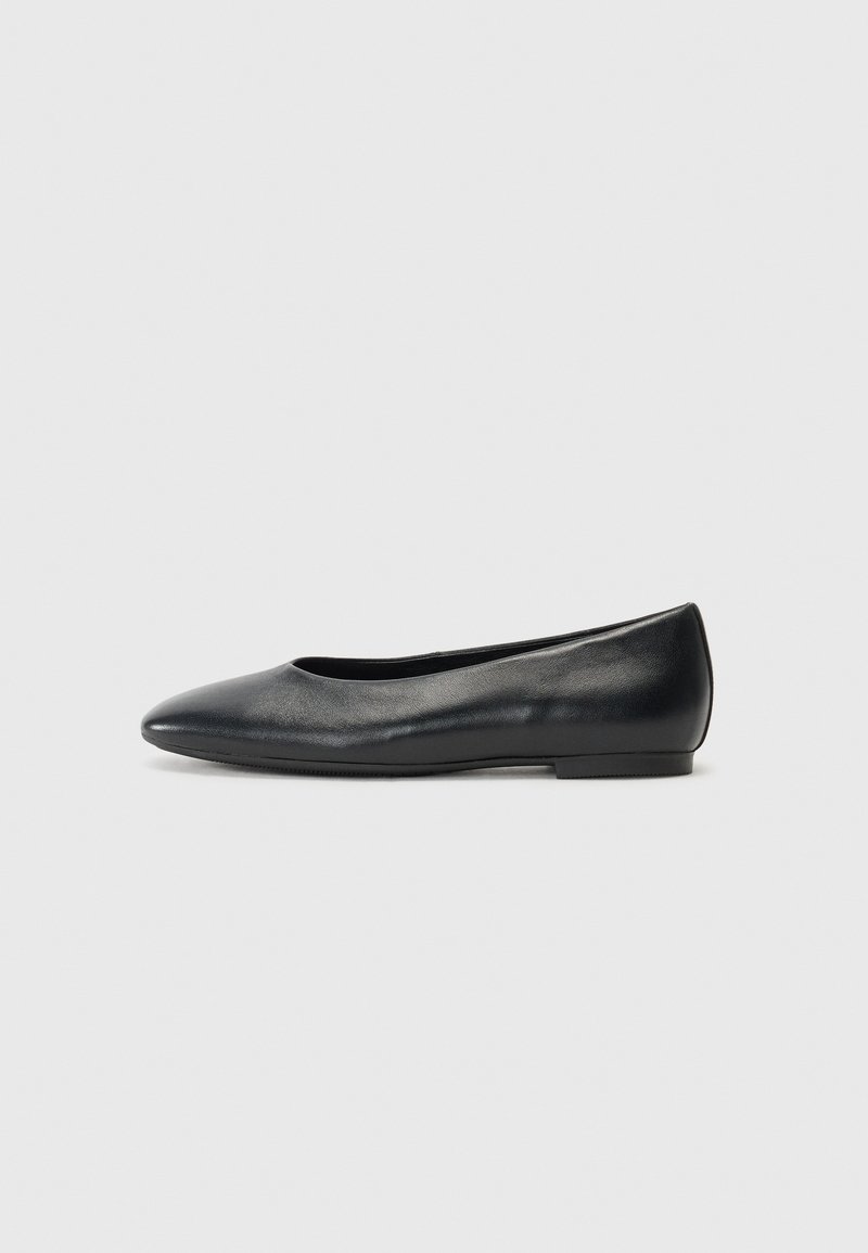 Schwarze Leder-Ballettschuhe mit spitzem Zehenbereich, minimalistischem Design und niedrigem Absatz. Glatte Textur ohne sichtbare Muster oder Verzierungen.