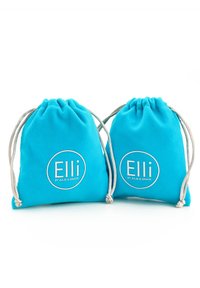 Dos bolsas de tela turquesa con cordón, hechas de un tejido suave, que presentan un logotipo circular blanco con "Elli by Julie & Grace" impreso en el centro.