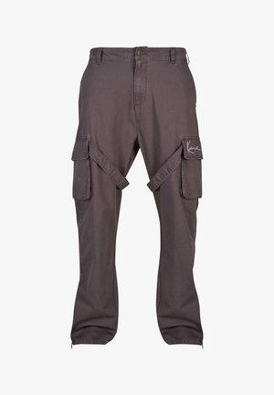 Pantalones cargo de tejido gris oscuro, con múltiples bolsillos cargo, correas ajustables, dobladillo con cremallera y un logotipo distintivo en el bolsillo.