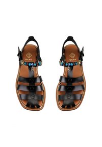 Schwarze Leder-Sandalen mit offenem Design, ausgestattet mit mehreren horizontalen Riemen, dekorativen Perlen und einer hellen Innensohle. Lassen sich mit einer seitlichen Schnalle verstellen.