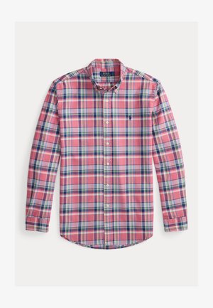 Camicia a maniche lunghe a quadri rossi e blu con colletto a punta, caratterizzata da un logo sul petto sinistro e orlo arrotondato. Tessuto in cotone, design a scacchi.
