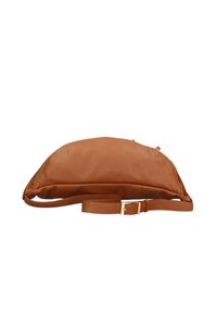 Borsa a spalla in pelle marrone con forma curva, superficie testurizzata e una lunga tracolla regolabile. Ha una chiusura con zip nella parte superiore.
