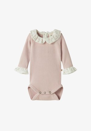 Vaaleanpunainen uritettu pitkähihainen vauvan body, jossa valkoiset kukkakuvioiset röyhelökaulus ja -hihansuut sekä nepparit haarassa.