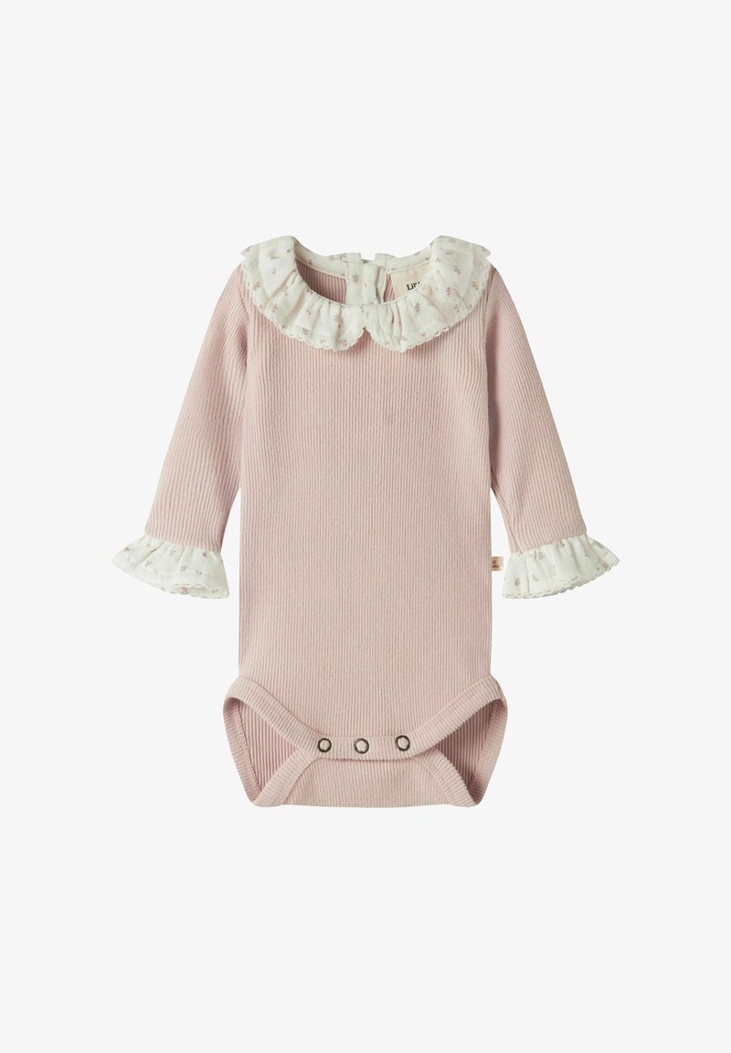 Lyserød ribbet langærmet babybody med hvid blomsterflæse ved kraven og manchetter samt trykknapper i skridtet.