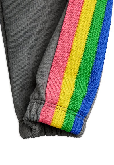 Γκρι πλεκτό ύφασμα με ελαστικό μανσέτα που διαθέτει κατακόρυφες ροζ, κίτρινες, πράσινες και μπλε πλεκτές ρίγες κατά μήκος του μανικιού.