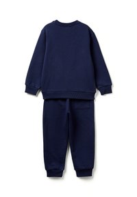 Tmavě modrá mikina s dlouhými rukávy a odpovídající teplákové kalhoty s žebrovanými manžetami a zadní kapsou na bílém pozadí.