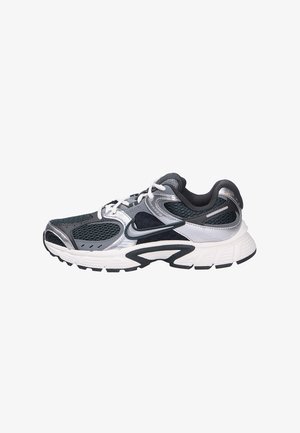 Zapatilla de running con parte superior de malla y sintético en color marino, plata y blanco. Presenta un collar acolchado, cierre de cordones y suela de goma texturizada.
