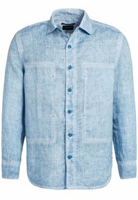 Camicia azzurro chiaro con bottone, realizzata in un tessuto testurizzato, con due tasche frontali e bottoni blu a contrasto. Design morbido e informale.