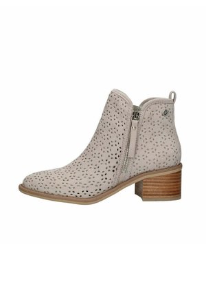Botín de tobillo en gris claro con diseño de ante perforado, cremallera lateral y tacón de madera apilada. Presenta un acento de logo circular cerca de la parte posterior.