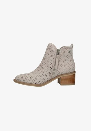 Stivaletto grigio chiaro con design in suede perforato, zip laterale e tacco in legno a strati. Presenta un accento con logo circolare vicino alla parte posteriore.