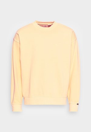 Sweat-shirt rose clair en tissu doux ; présente des manches longues, un col rond et un logo subtil sur la poitrine. Design simple et minimaliste.