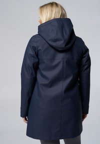 Marine waterdichte jas met capuchon, voorzien van een gestroomlijnd ontwerp, lange mouwen en zichtbare stiksels, gemaakt van een gladde, duurzame stof.