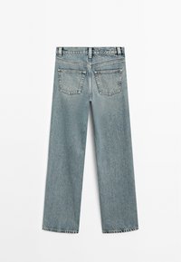 Jeans in denim blu chiaro con design a gamba dritta, cinque tasche e vita classica, caratterizzati da una texture leggermente sbiadita.