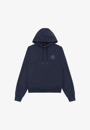 Granatowa bluza z kapturem typu pullover z troczkami, długimi rękawami, ściągaczami przy mankietach i u dołu oraz małym okrągłym logo na lewej piersi.