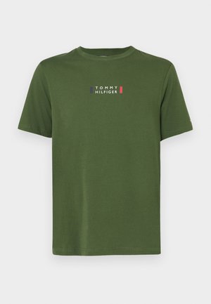 Grøn bomulds t-shirt med korte ærmer, med en hvid, blå og rød logotekst "TOMMY HILFIGER" i centrum. Rund halsudskæring.