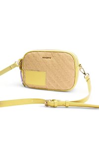 Bolso rectangular de hombro con un frente de paja natural tejida, detalles en cuero vegano amarillo, cierre con cremallera y correa ajustable.