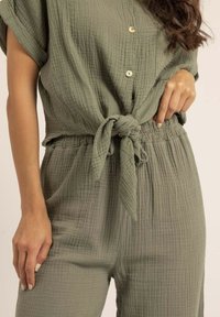 Dona x Lisa EBERTINE - Pantalon classique - kaki