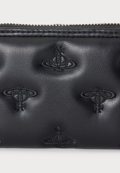 Μαύρο δερμάτινο τσαντάκι με ανάγλυφα και ραμμένα λογότυπα σφαίρας και σταυρού και ασημένιο φερμουάρ κατά μήκος της επάνω άκρης.