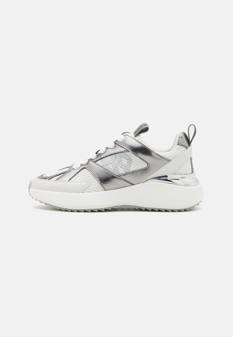 Hvit og sølv atletisk sneaker med overdel av mesh og syntetisk materiale, med en metallisk glans, snøring og en teksturert gummisåle.