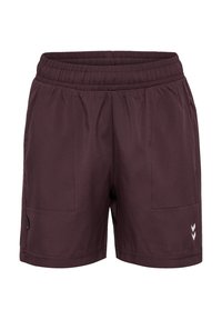 Vinröda träningsshorts med elastiskt midjeband, två sidofickor och en vit chevronlogotyp på nedre högra sidan. Slät tygtextur.