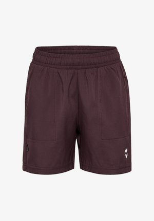 Bordeauxfarvede træningsshorts med elastisk talje, to sidelommer og et hvidt chevronlogo nederst til højre. Glat stofstruktur.