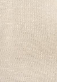 Tessuto naturale beige intrecciato con una texture leggermente ruvida, caratterizzato da un sottile motivo a griglia e una superficie uniforme e consistente.