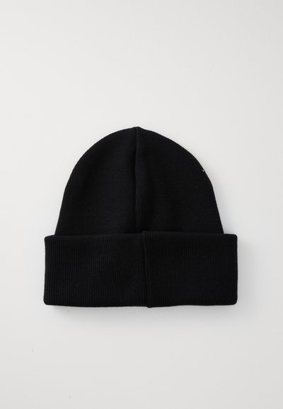 Bonnet en tricot noir avec un revers, présentant une texture lisse et un sommet arrondi. Design simple et sans couture, sans motifs ni accessoires.