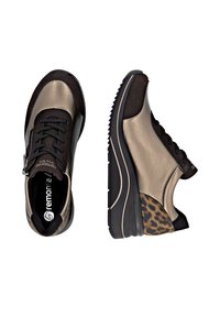 Par af metalliske bronze- og sorte sneakers med leopardprintdetalje på hælen, sorte snørebånd og sidelås, vist fra top- og sidevinkler.