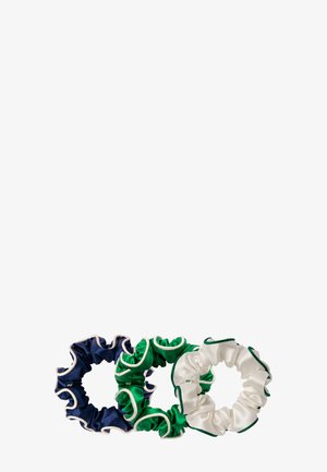 Drei Satinscrunchies in Marineblau, Grün und Weiß mit kontrastierendem Rand nebeneinander auf weißem Hintergrund angeordnet.