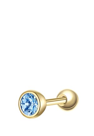 Orecchino a bilanciere in oro con una pietra preziosa tonda blu incastonata a un'estremità e una sfera d'oro liscia all'altra estremità, su sfondo bianco.