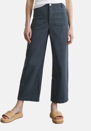 Pantalons en coton gris foncé à jambes larges, avec deux poches avant, dotés d'une fermeture à bouton et de coutures contrastées. Longueur complète avec une coupe décontractée.