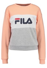 Sudadera de cuello redondo con parte superior en durazno pastel, sección media blanca con un logotipo "FILA" en azul marino y sección inferior gris. Textura suave.