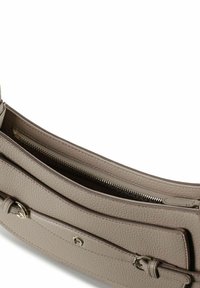 Borsa in pelle color taupe chiaro, con superficie testurizzata, molteplici scomparti e ferrature tono argento con chiusura a zip.