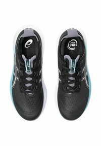 Baskets de sport noires avec une tige en mesh texturé, accents gris et semelles blanches ; dotées d'un détail bleu clair et de lacets noirs.