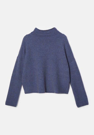 Pulover scurt violet, fabricat dintr-un material moale, având un guler înalt și mâneci lungi, cu o potrivire lejeră și cusături minime.